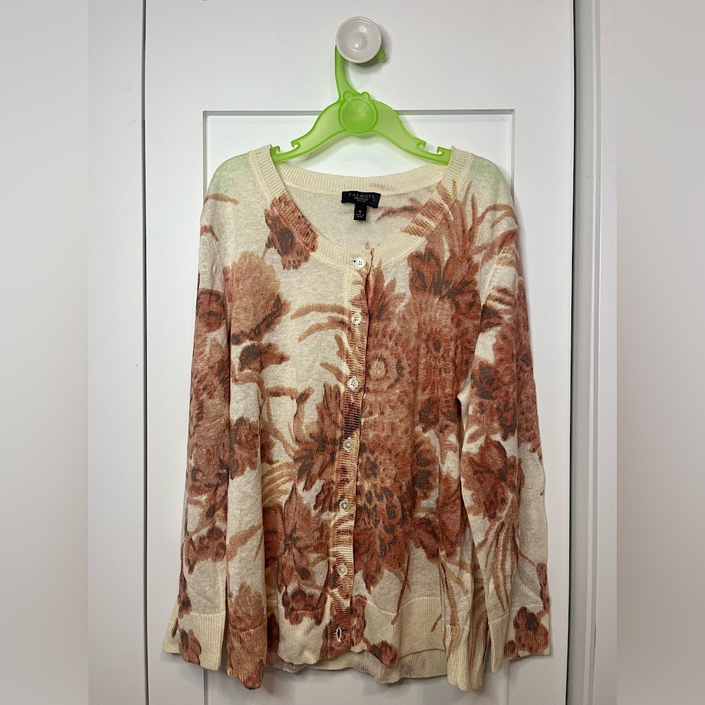 Hi, selling this lovely blouse for women or kids in size S.